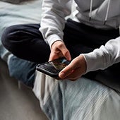 Una ciudad de Japón pide limitar a dos horas diarias el tiempo de uso del móvil por ocio