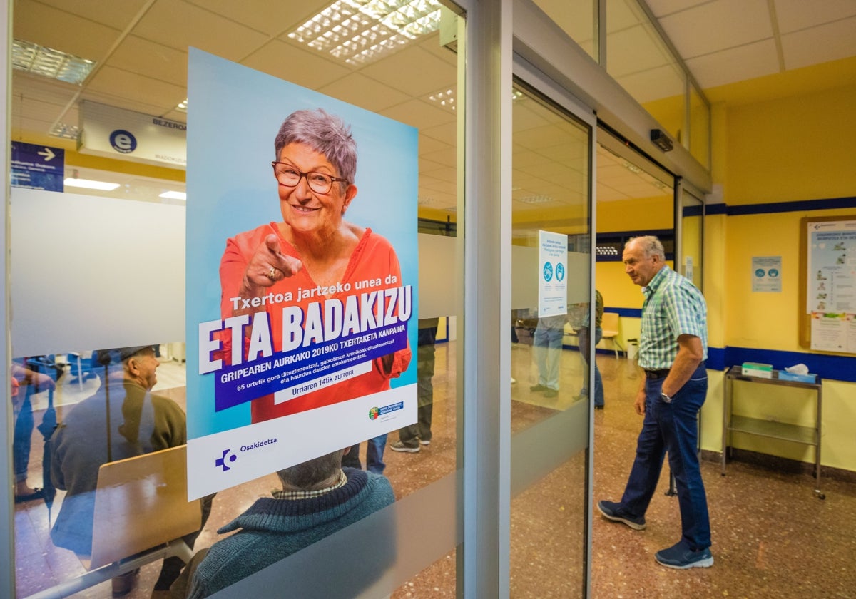 Un centro de la sanidad pública vasca en el que se ve un cartel en la lengua cooficial concienciando a vacunarse