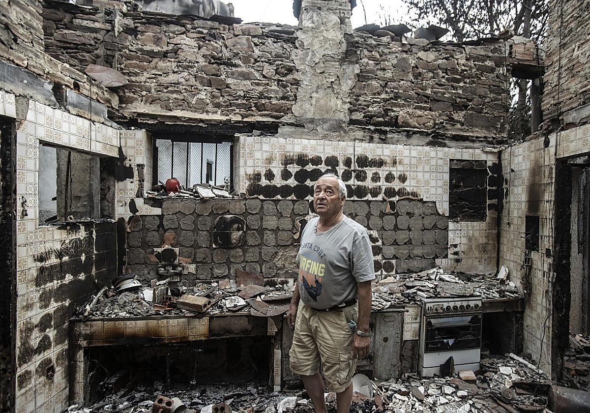 Un vecino de San Vicente de Leira (Orense) en su casa calcinada por los incendios de este verano