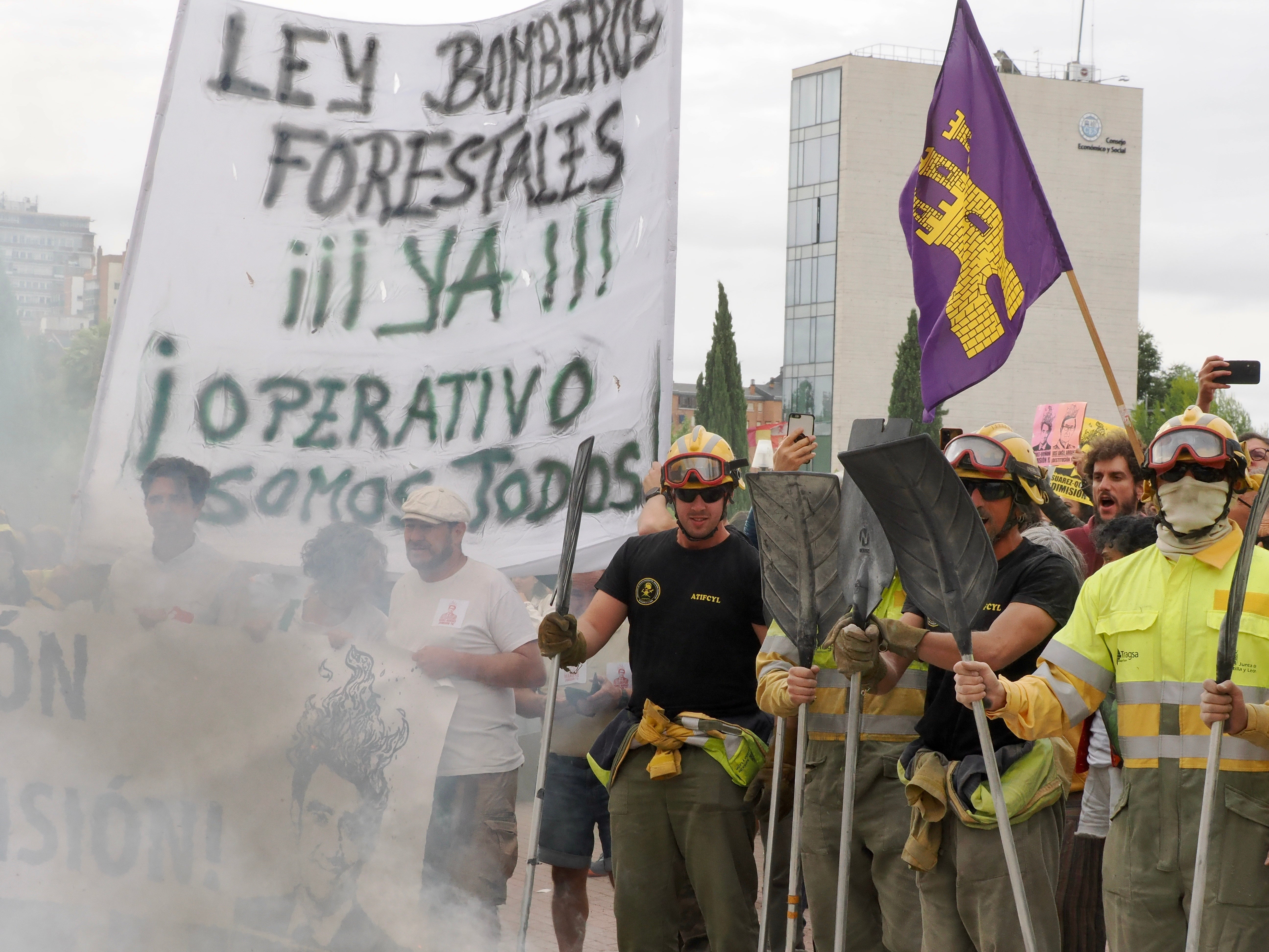 Bomberos forestales durante una concentración frente a las Cortes de Castilla y León