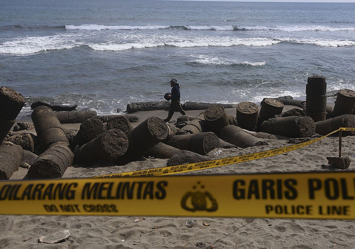 Líneas policiales instaladas en la playa Alberto, donde fue encontrado el cuerpo de la española María Matilda Muñoz