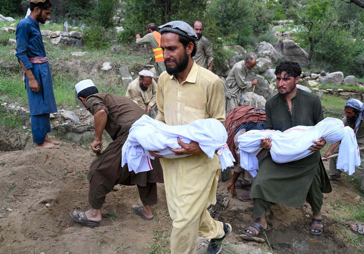 Más de 800 muertos en un potente terremoto en Afganistán, según una ...