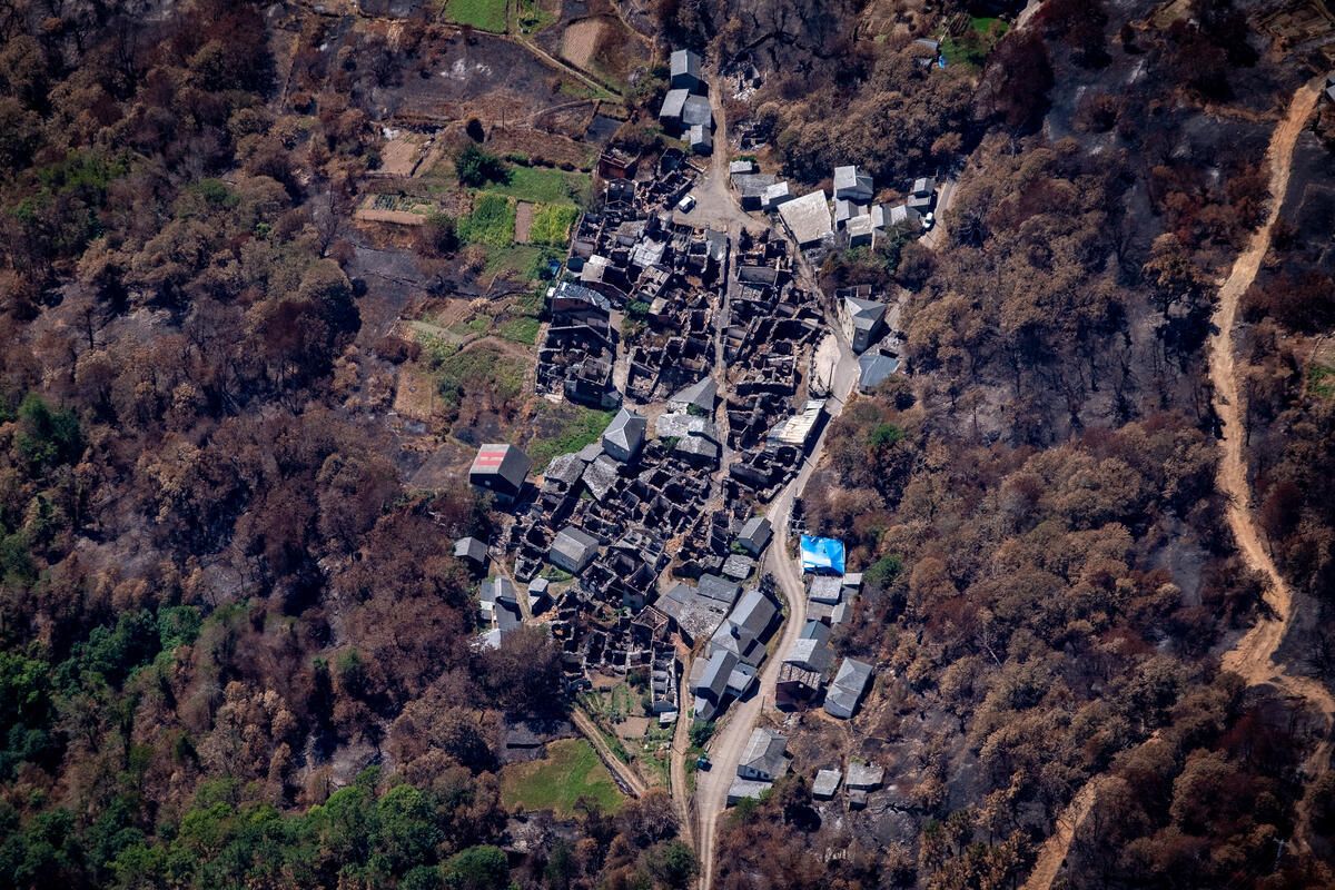 San Vicente de Leira, en el municipio de Vilamartín de Valdeorras (Orense) , ha quedado reducido a un puñado de casas dañadas y otras tantas reducidas a escombros. El fuego del incendio forestal de Larouco arrasó 60 viviendas con destrozos, 15 de ellas residencias habituales