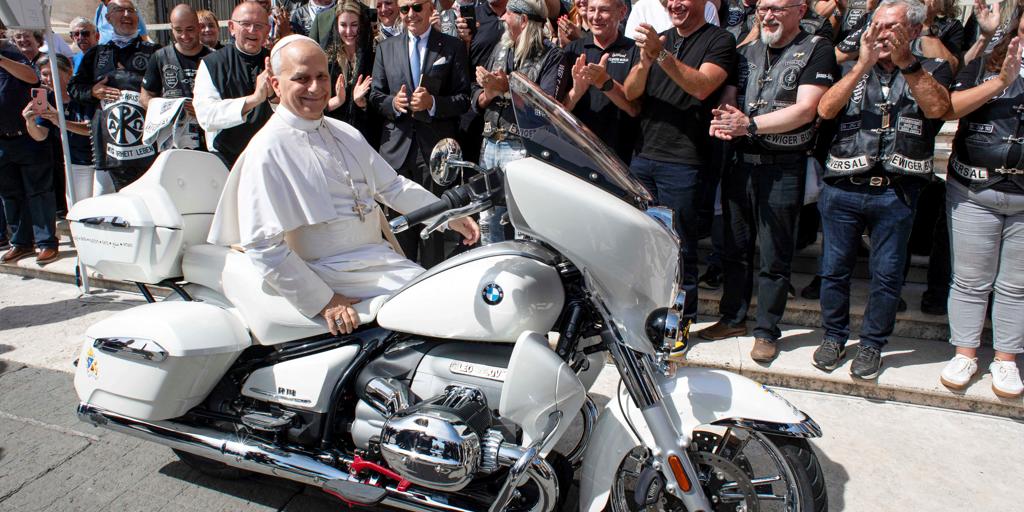 El Papa León XIV recibe como regalo una moto BMW y la firma: la recaudación se destinará a beneficencia