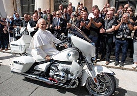 El Papa León XIV recibe como regalo una moto BMW y la firma: la recaudación se destinará a beneficencia