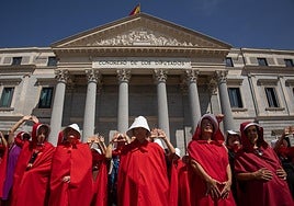 Feministas protestan ante el Congreso por la celebración de un encuentro de gestación subrogada en Madrid
