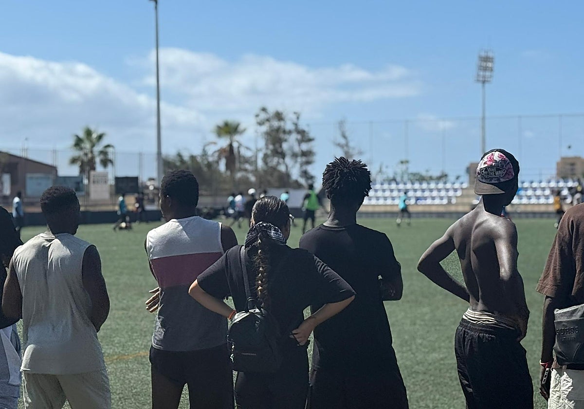 Un grupo de jóvenes llegados recientemente a las islas, ocupados con actividades deportivas