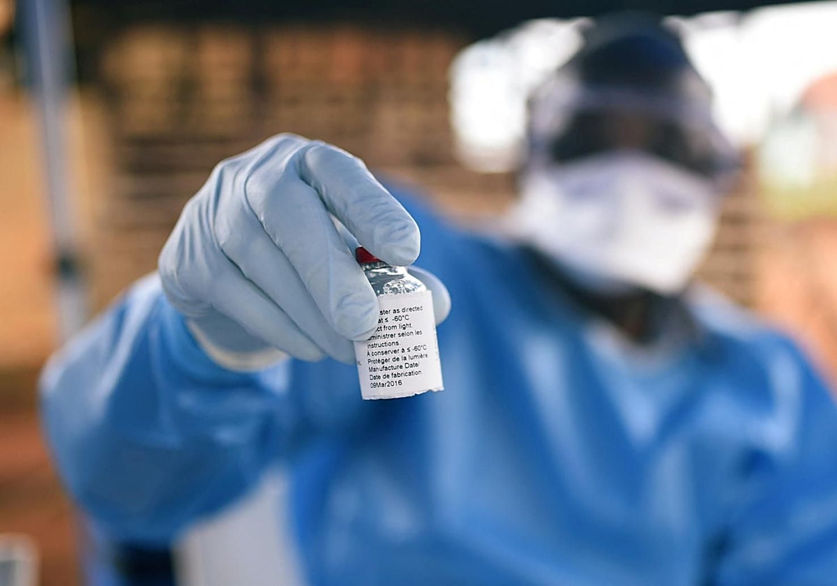 Un sanitario se prepara para administrar una vacuna contra el ébola