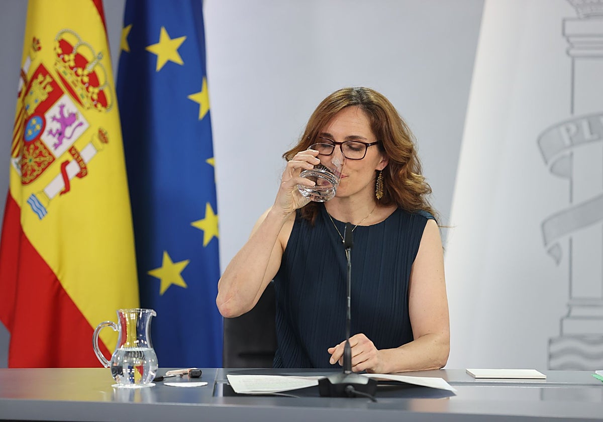 La ministra de Sanidad, Mónica García, tras un Consejo de Ministros el pasado junio