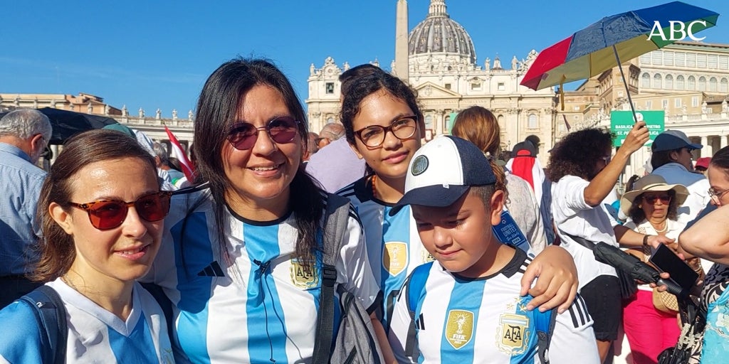 Creyentes de todo el mundo acuden a la canonización de Carlo Acutis: «Salí de un trasplante de corazón y vengo a agradecérselo»