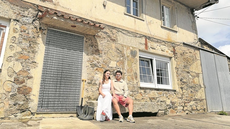 Paula y Álex residen en una pedanía de Ordes, en pleno monte, y reforman la casa centenaria de la abuela de ella