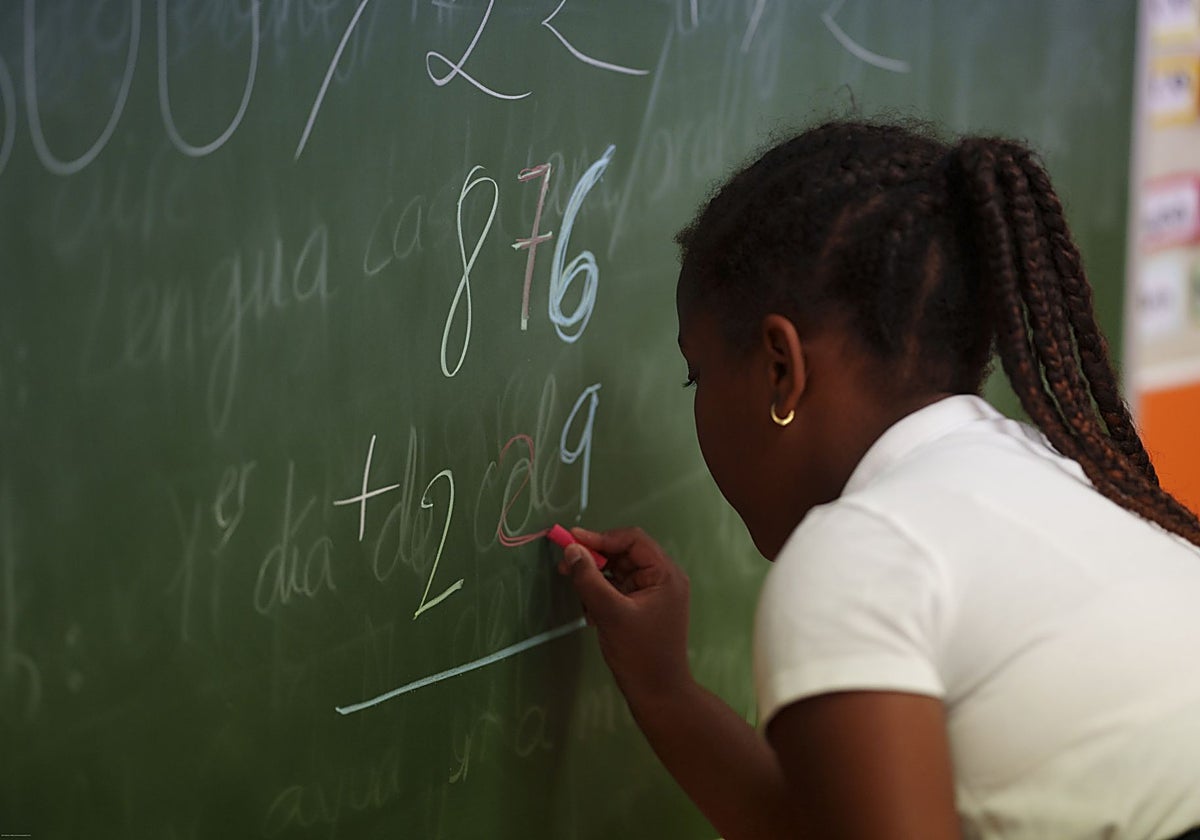 Un alumno de Primaria enfrentándose a un examen de matemáticas