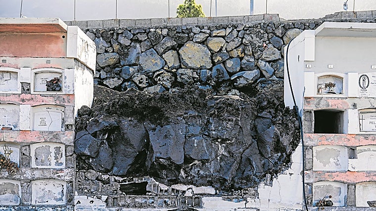 El cementerio de Nuestra Señora de Los Ángeles en La Palma continúa afectado por los efectos de volcán después de que las coladas de lava cubrieran buena parte del recinto, enterrando los nichos en piedra negra
