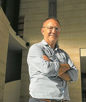 Imagen secundaria 2 - Arriba, Pino López Carmona, vecina de La Palma, posa en la puerta del contenedor habilitado como vivienda en el que reside desde 2021, cuando perdió su casa a causa del volcán. Abajo, izquierda, José Barreto, otro vecino que trabaja para poner a punto el terreno de su sobrino, afectado por el volcán en 2021. A su derecha, el presidente del Cabildo Insular de La Palma, Sergio Rodríguez