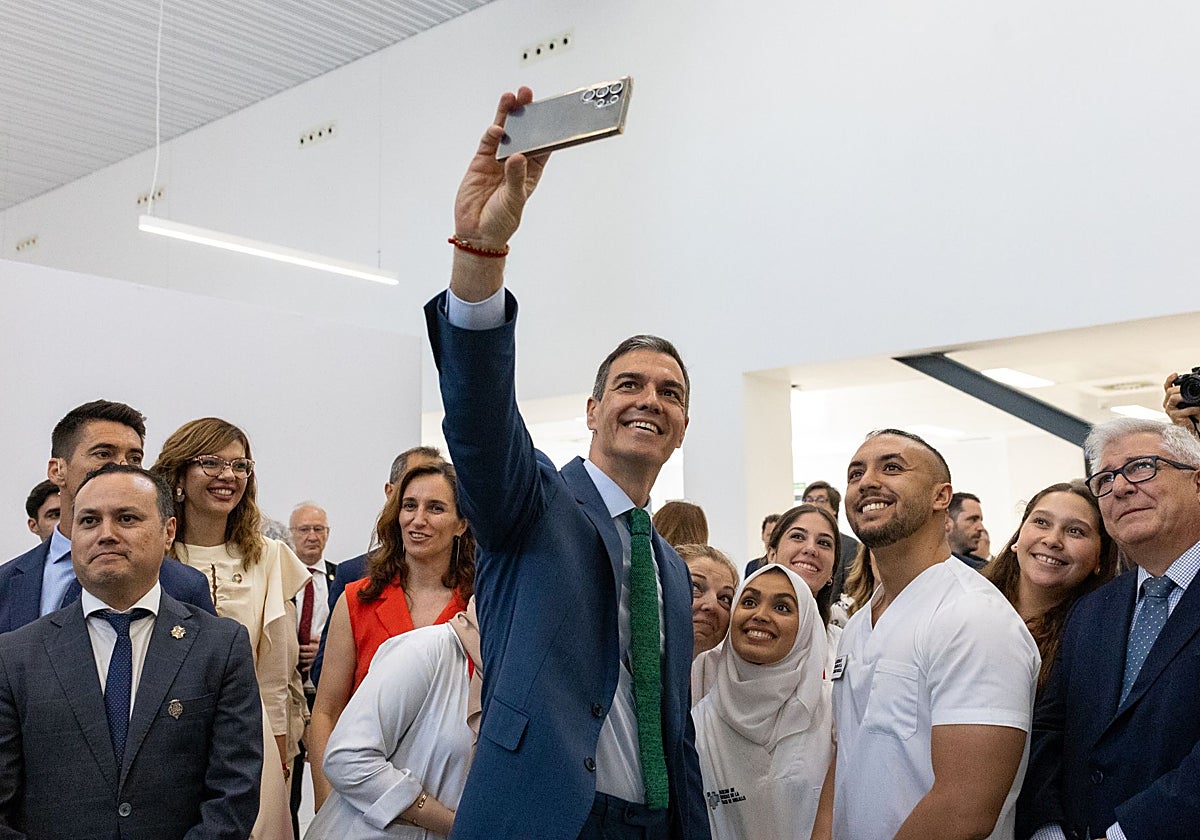 El presidente del Gobierno, Pedro Sánchez, y la ministra de Sanidad, Mónica García, el pasado junio, durante la inauguración del hospital