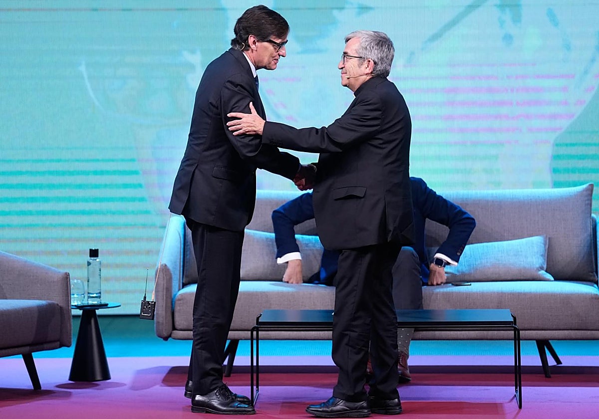 Salvador Illa y Luis Argüello se saludan antes de comenzar el diálogo