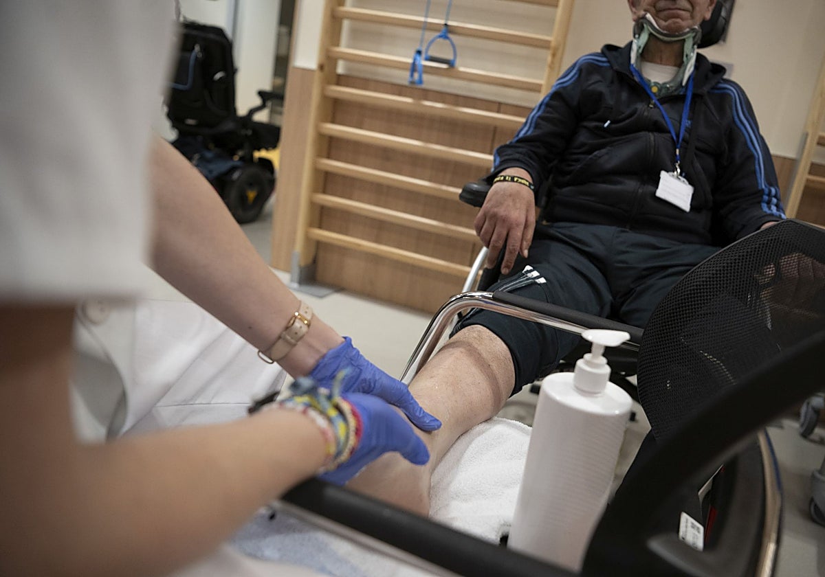 Un enfermo de ELA es tratado en el Hospital Isabel Zendal de Madrid