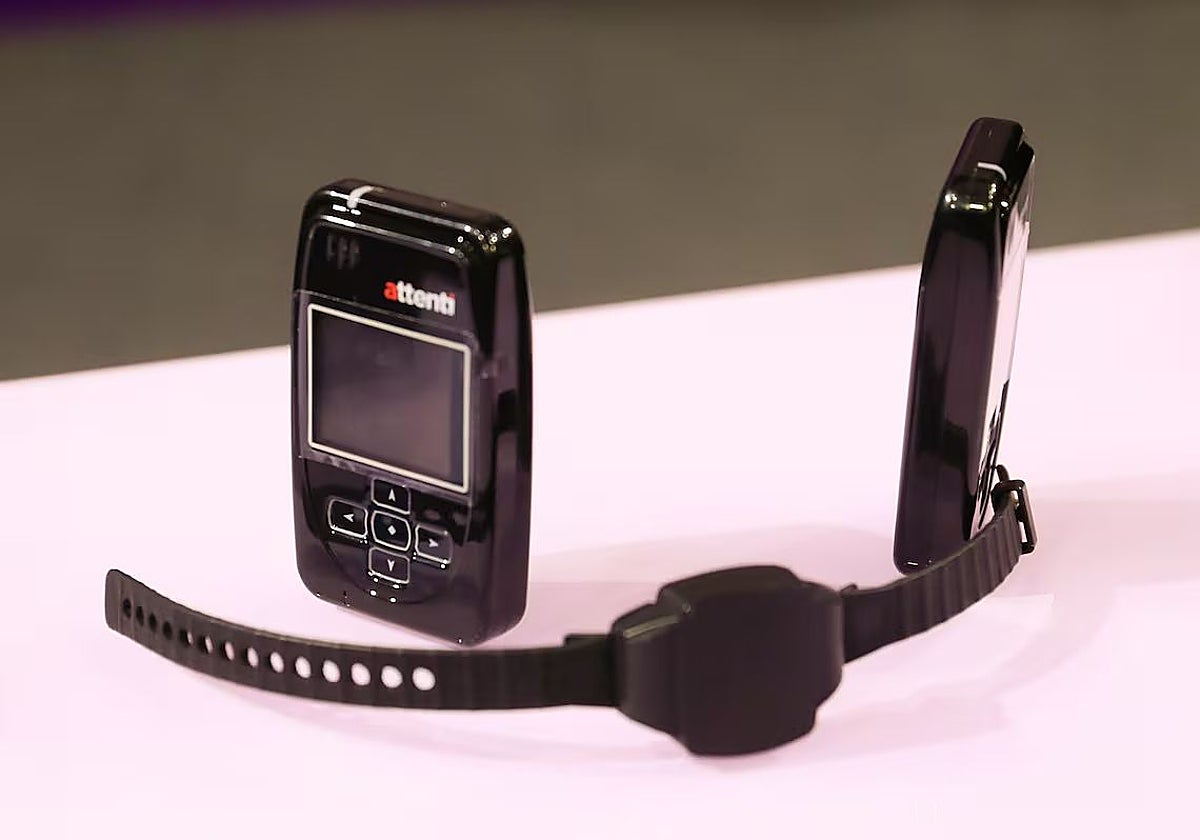 Una de las pulseras de control telemático para los maltratadores
