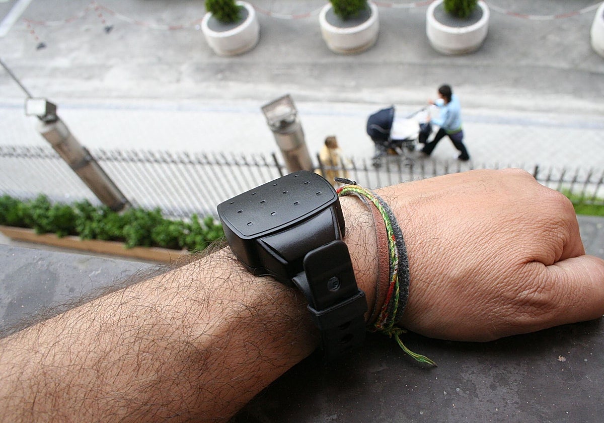 Una de las pulseras antimaltrato