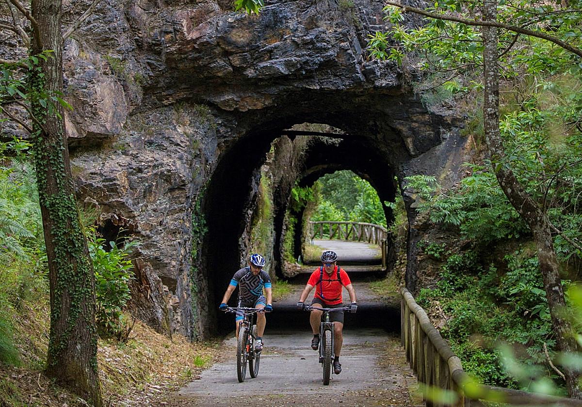 Imagen de archivo de dos personas montanto en bicicleta