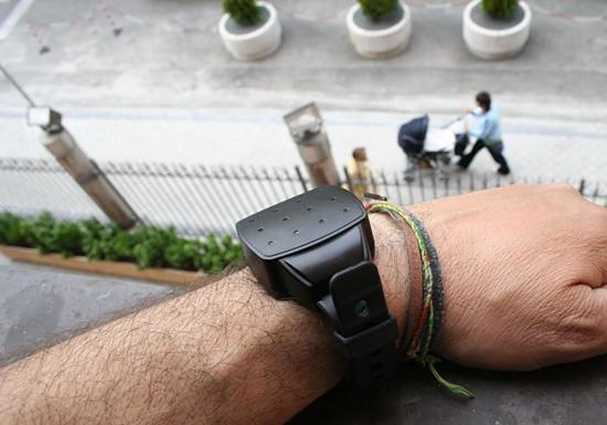 Uno de los dispositivos de control telemático, también llamadas pulseras anti maltrato.
