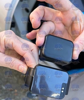 Imagen secundaria 2 - En las imágenes, miembros de Jupol sostienen las nuevas pulseras telemáticas así como los móviles que deben portar las víctimas para que también estén geolocalizadas