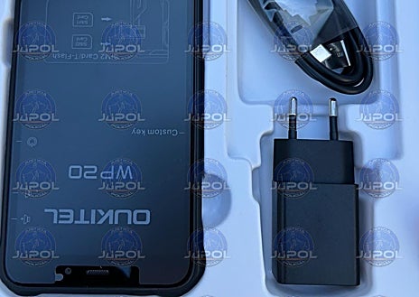 Imagen secundaria 1 - En las imágenes, miembros de Jupol sostienen las nuevas pulseras telemáticas así como los móviles que deben portar las víctimas para que también estén geolocalizadas