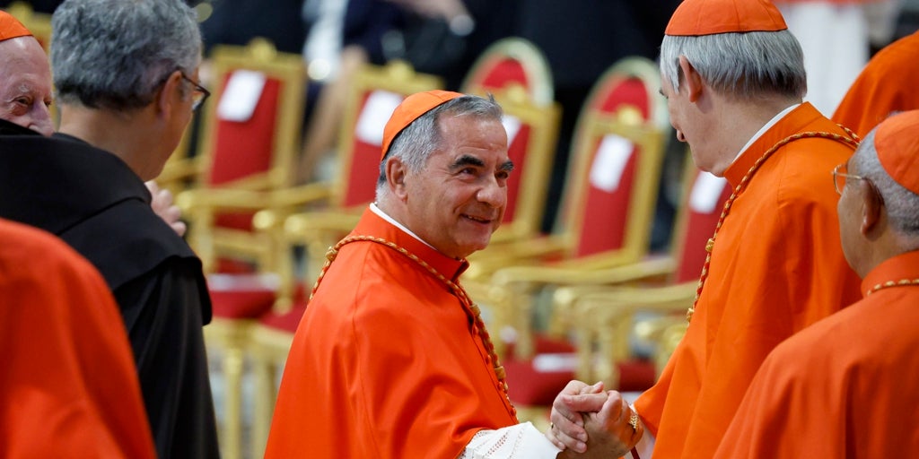 El futuro del cardenal Becciu, culpable de malversación, en manos de un juez español