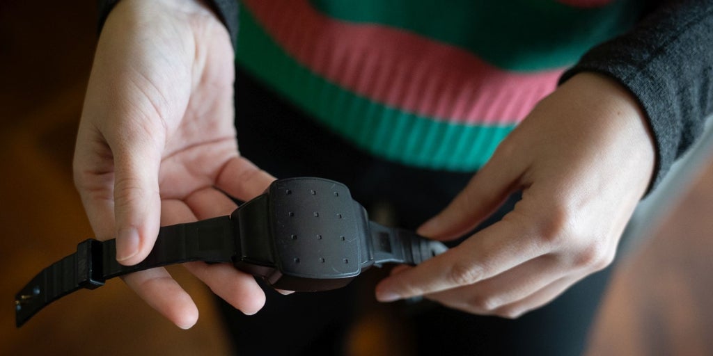El Gobierno afirmó en 2024 que no sustituía las pulseras antimaltrato hasta que comprobaba que las nuevas funcionaban