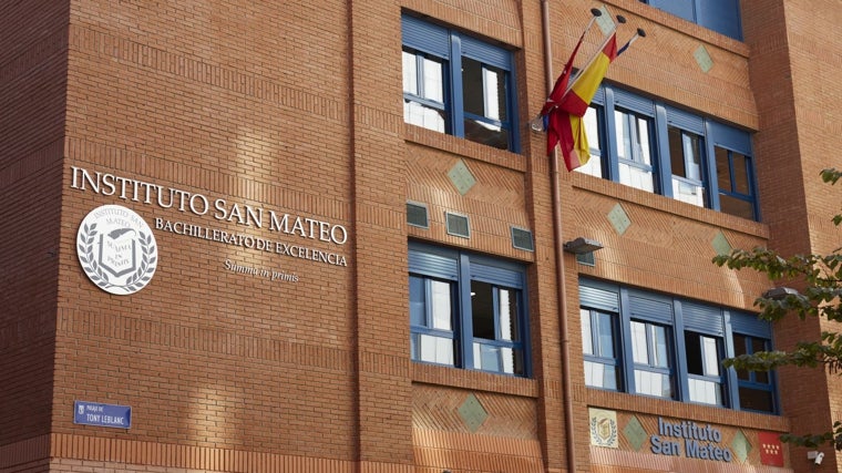 La fachada del San Mateo con el lema 'Summa in primis'