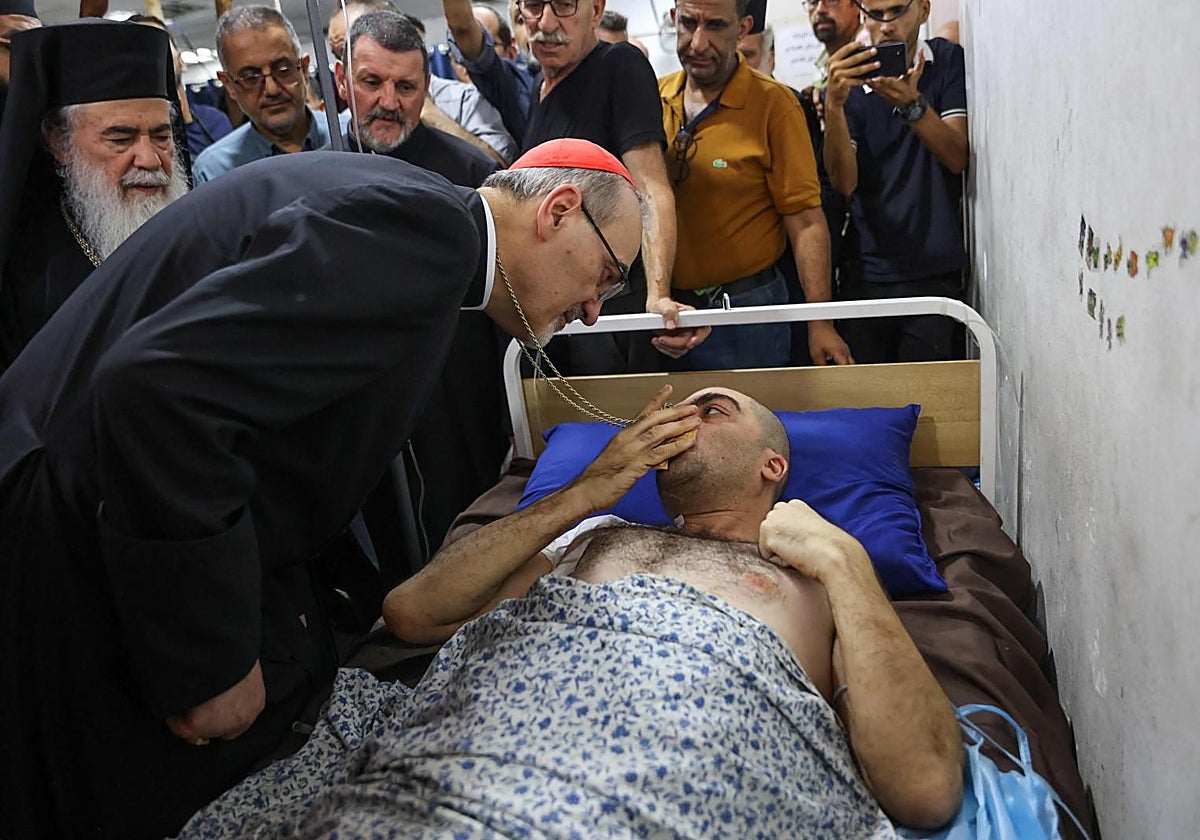 El cardenal Pizzaballa con uno de los heridos en el atque a la parroquia católica de Gaza