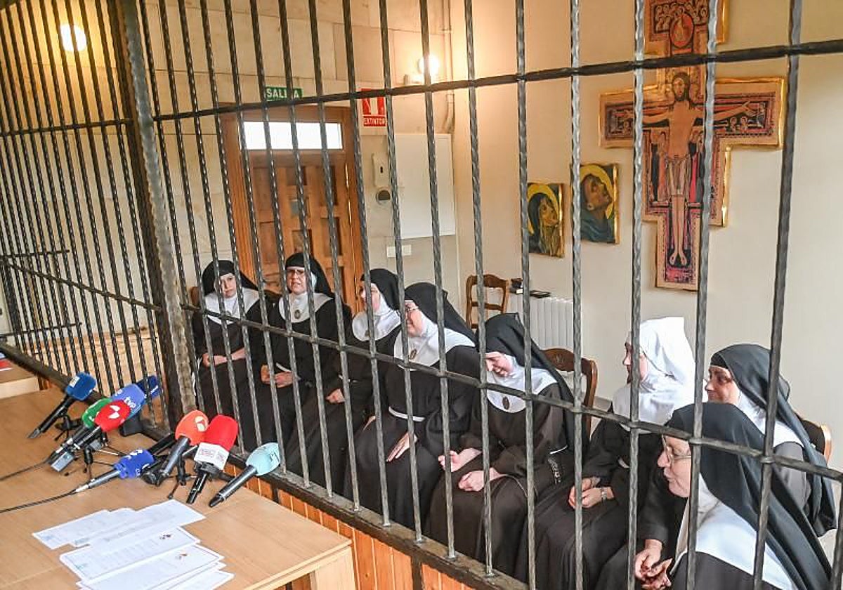 Las ocho exreligiosas excomulgadas en la rueda de prensa que ofrecieron en el monasterio de Belorado