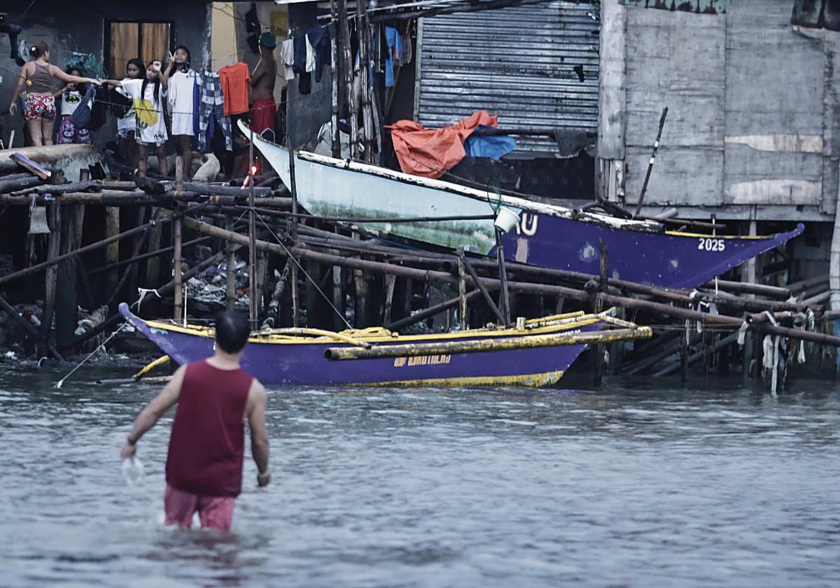 Un hombre camina sobre el mar.