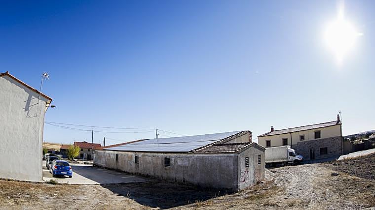 Placas solares instaladas en viviendas rurales en la España Vaciada
