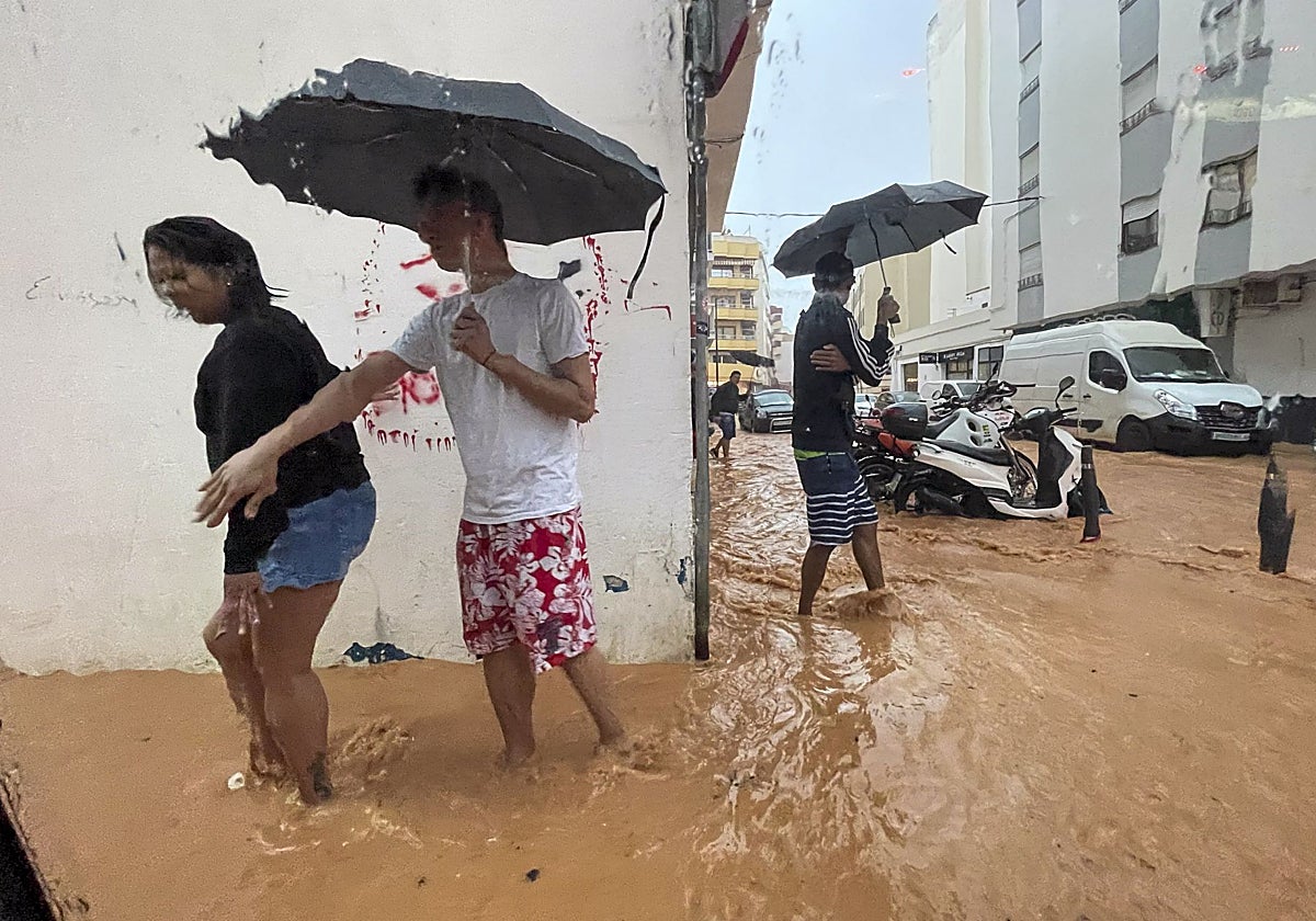 Varias personas caminan por las calles inundadas de Ibiza este martes