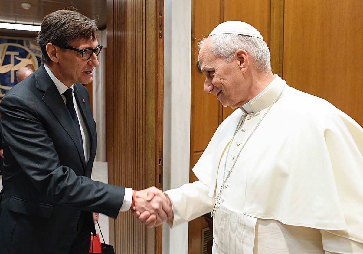 El papa León XIV saluda al presidente de la Generalitat de Cataluña, Salvador Illa
