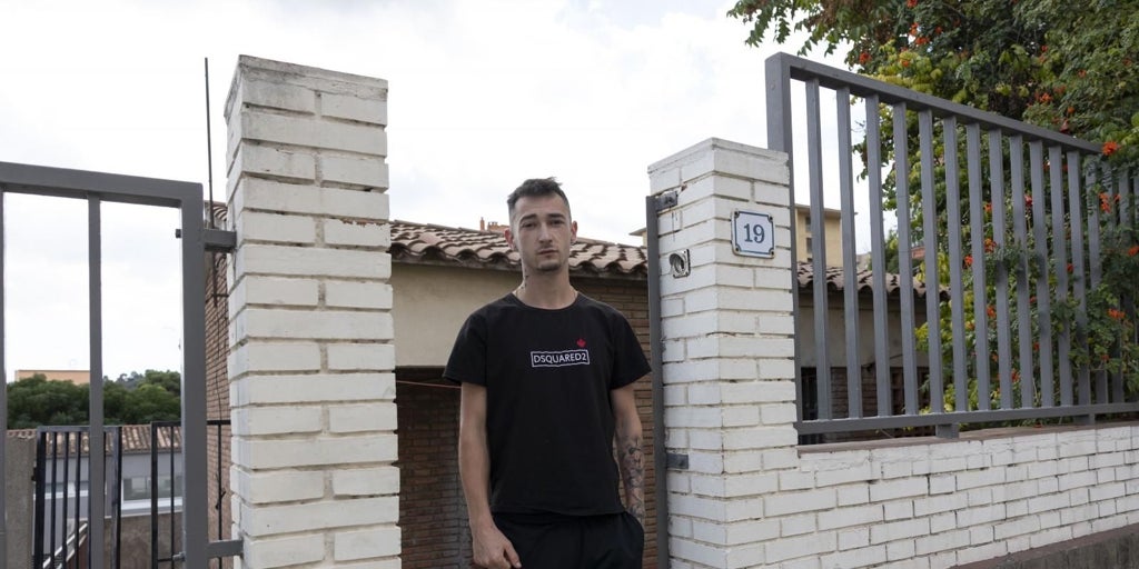Vecinos de Sant Vicenç dels Horts apoyan al alcalde en el desalojo de los okupas de la escuela: «Hay otros medios para pedir ayuda»