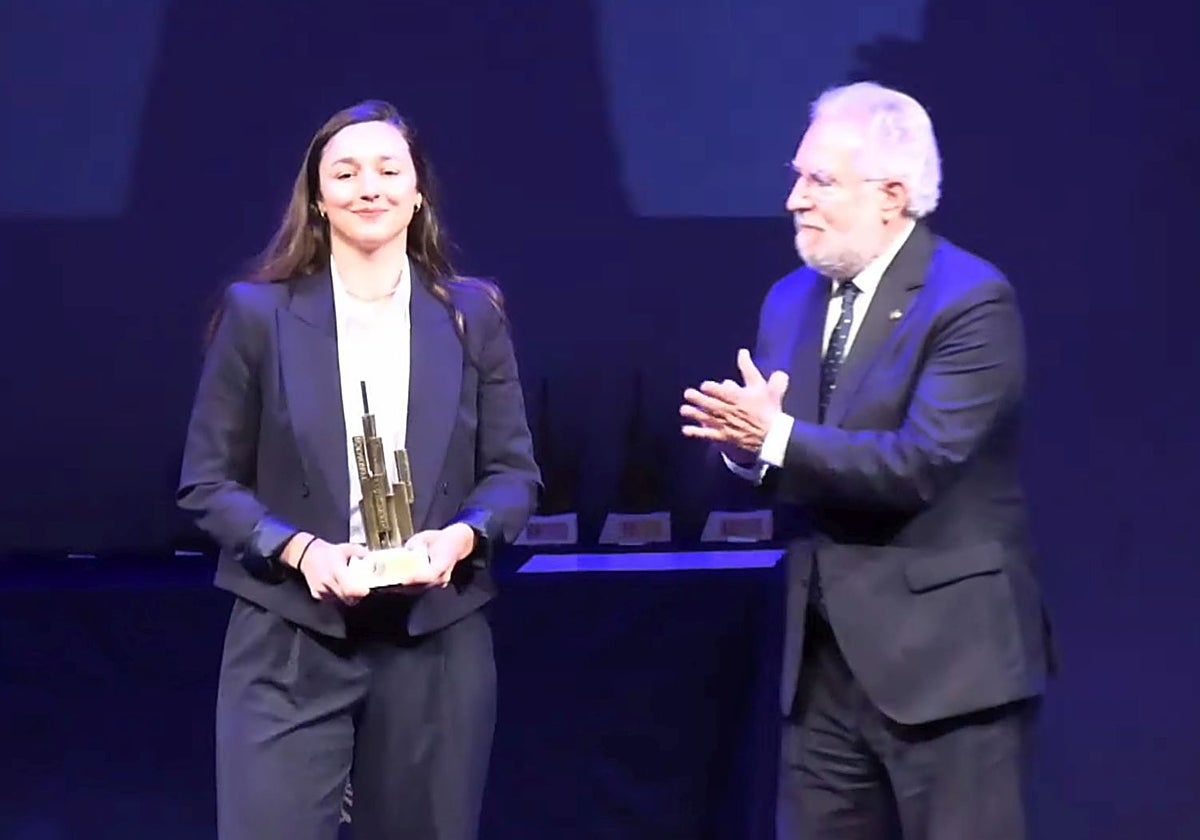 Gregoria Caro, en el momento de recibir el premio