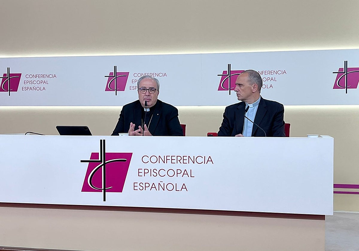 García Magán, a la izquierda, en un momento de su intervención