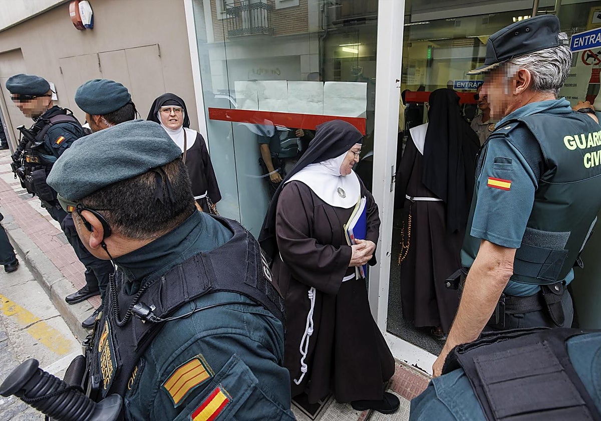 Algunas exreligiosas en la entran en los juzgados de Briviesca el pasado julio