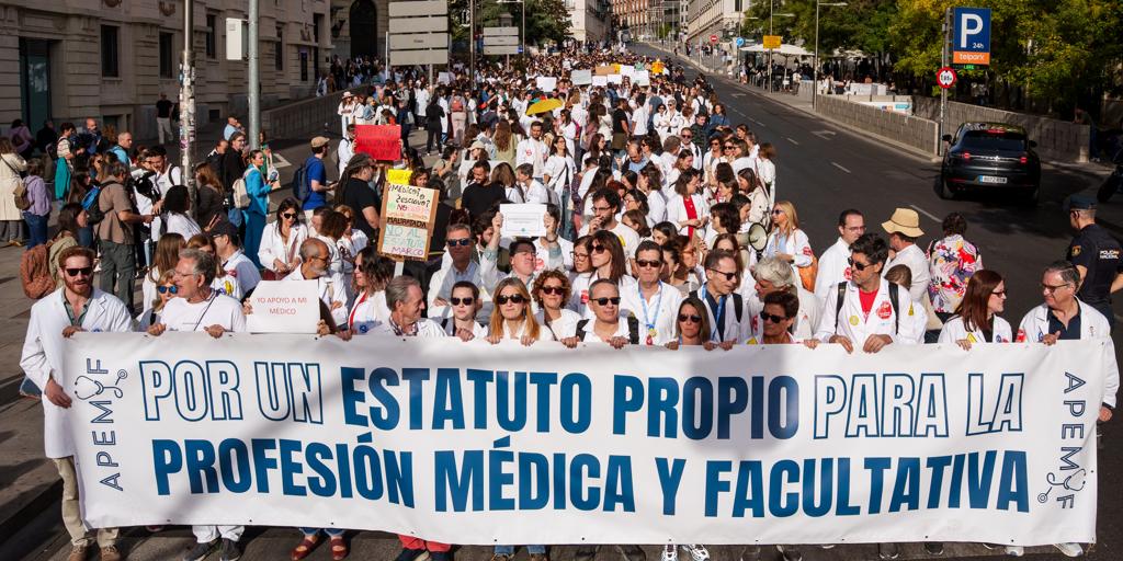 Los médicos de Madrid escenifican su huelga frente al Ministerio de Sanidad: «Mónica, escucha, también era tu lucha»
