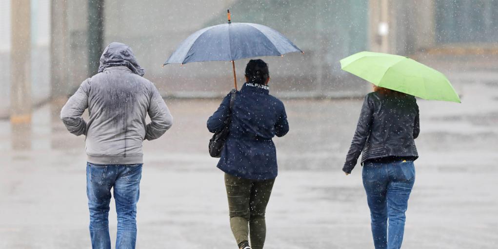 La Aemet avisa de lo que va a pasar con el tiempo en España al inicio de la semana: lluvias y cambios de temperatura en estas zonas