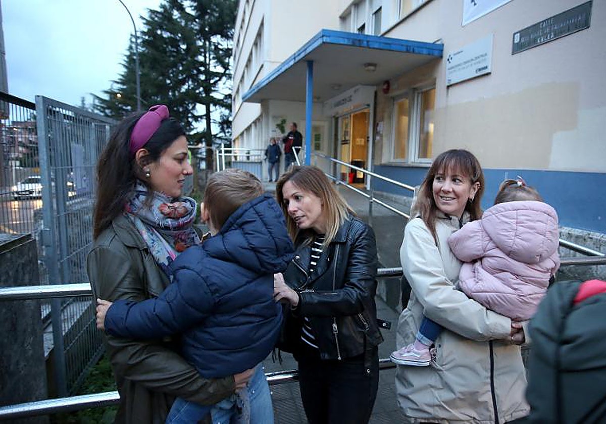 Madres de algunos de los menores que no fueron vacunados en Santurce (Vizcaya)
