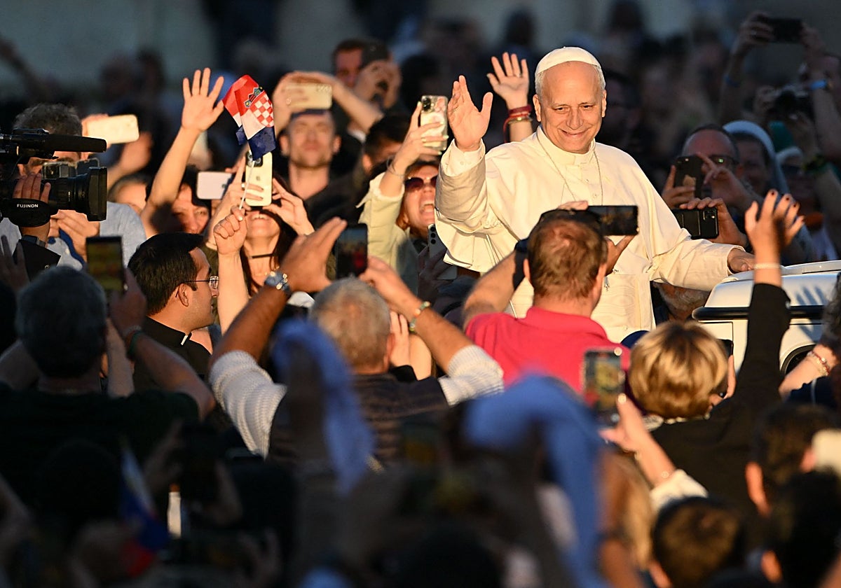 El Papa, a su llegada a la plaza de San Pedro