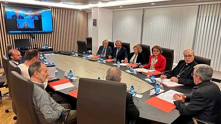 Reunión constitutiva de la comisión, con la presencia del presidente de la Conferencia Episcopal, Luis Argüello y el secretario general, César García Magán