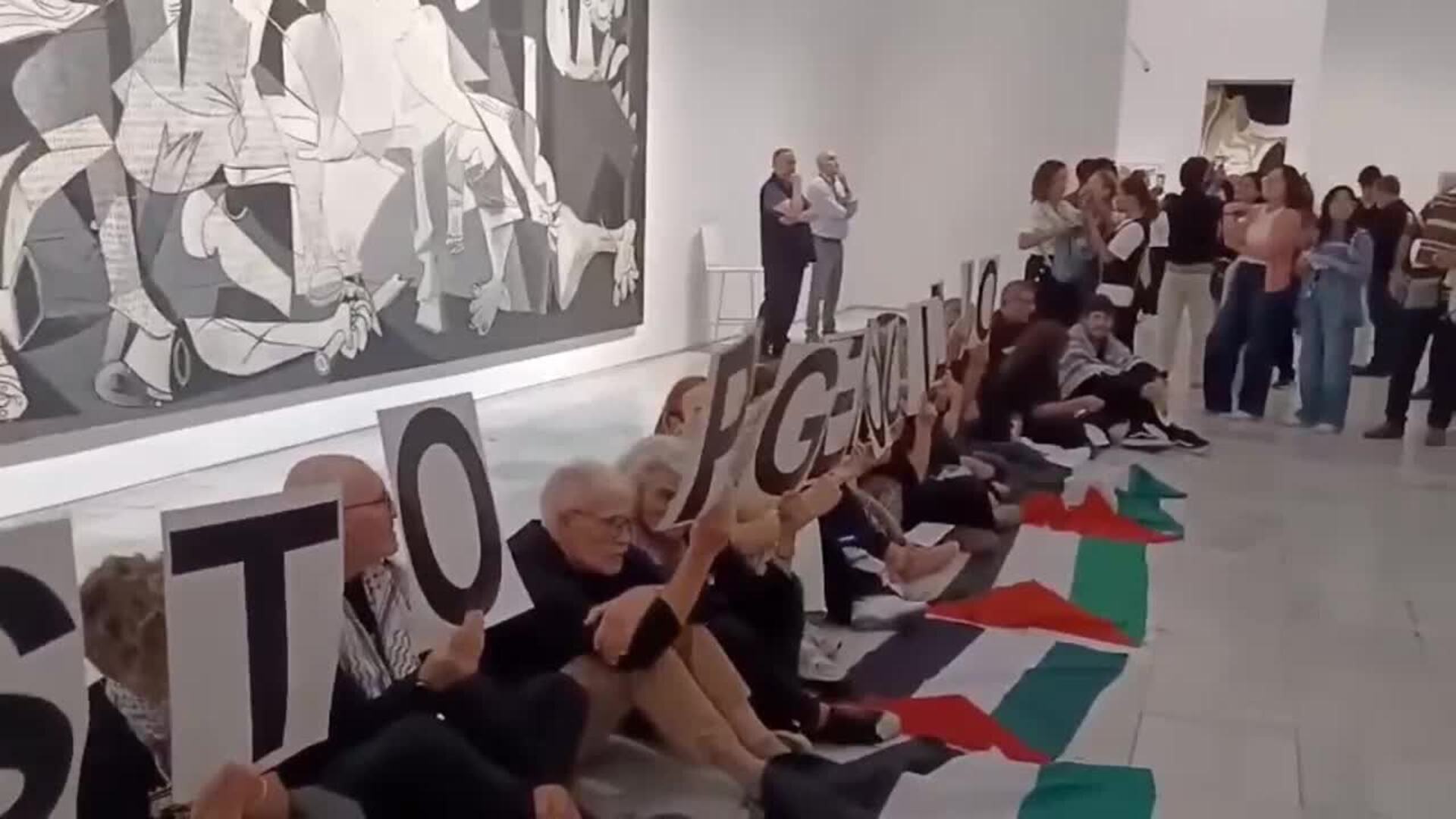 Una protesta pro Palestina obliga a desalojar la sala del 'Guernica' del Museo Reina Sofía. 12 de octubre, 2025