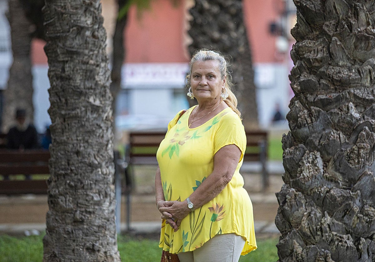 Josefa Lorenzo Paredes, en un parque de Elche