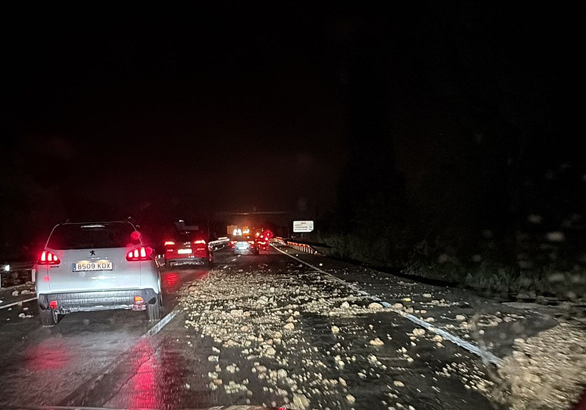Imagen de la zona de la N-340 en la que quedaron atrapados, una vez restablecido el tráfico, aunque con restricciones