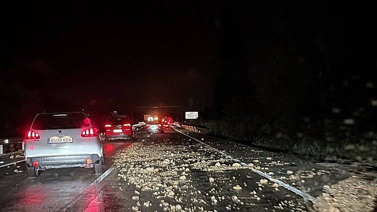 Ocho horas atrapados en la N-340 por la dana Alice: «La alerta al móvil nos llegó con dos horas de retraso. No pudimos reaccionar»