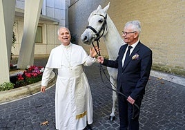 Protón, el caballo pura sangre blanco que han regalado al Papa y que será subastado para obras de caridad